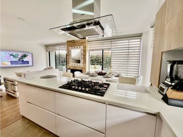 Se vene lujosa casa en Chia con pérgola y excelente zona verde