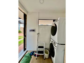 Se vene lujosa casa en Chia con pérgola y excelente zona verde