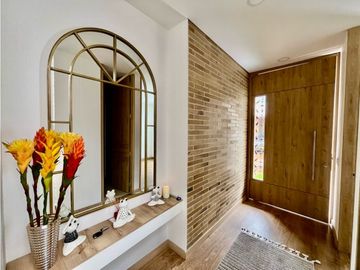 Se vene lujosa casa en Chia con pérgola y excelente zona verde