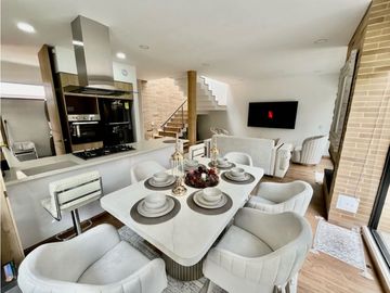 Se vene lujosa casa en Chia con pérgola y excelente zona verde
