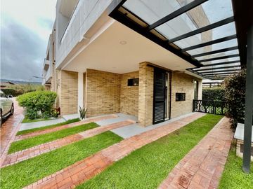 Se vene lujosa casa en Chia con pérgola y excelente zona verde
