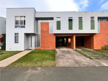 CASA EN VENTA EN JAMUND -  VISTA AL PARQUE Y AMPLIOS ESPACIOS