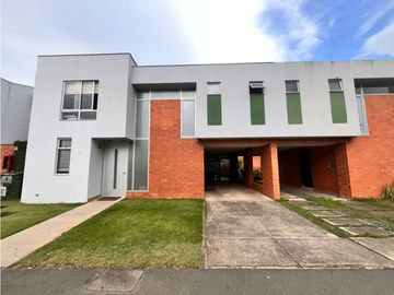 CASA EN VENTA EN JAMUND -  VISTA AL PARQUE Y AMPLIOS ESPACIOS