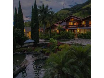 VENTA lujosa FINCA en Copacabana. Unidad cerrada.