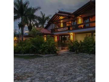 VENTA lujosa FINCA en Copacabana. Unidad cerrada.