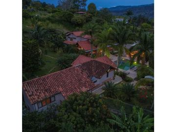 VENTA lujosa FINCA en Copacabana. Unidad cerrada.