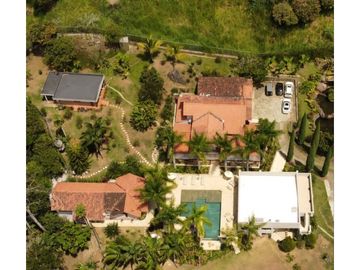 VENTA lujosa FINCA en Copacabana. Unidad cerrada.