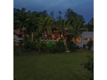VENTA lujosa FINCA en Copacabana. Unidad cerrada.