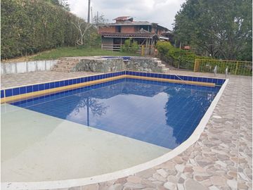 SE VENDE FINCA CON LAGOS EN ARABIA AREA