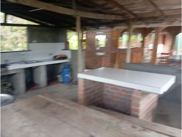 SE VENDE FINCA CON LAGOS EN ARABIA AREA