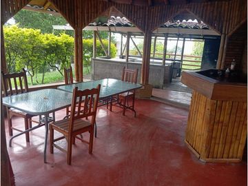 SE VENDE FINCA CON LAGOS EN ARABIA AREA