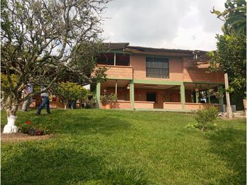 SE VENDE FINCA CON LAGOS EN ARABIA AREA