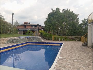 SE VENDE FINCA CON LAGOS EN ARABIA AREA