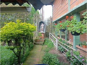 SE VENDE FINCA CON LAGOS EN ARABIA AREA