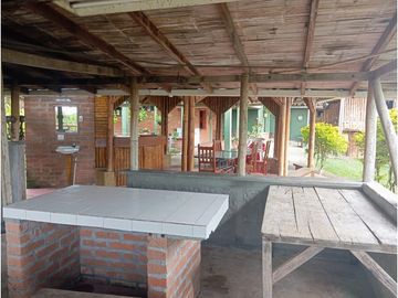 SE VENDE FINCA CON LAGOS EN ARABIA AREA