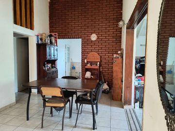 VENTA CASA DE DOS DORMITORIOS MAS DEPARTAMENTO NQN