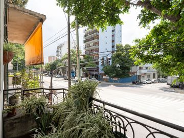 Depto 3 ambientes con balcón al frente caballito