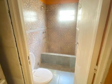 VENTA CASA A REFACCIONAR 5 AMBIENTES