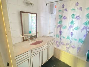 VENTA CASA A REFACCIONAR 5 AMBIENTES