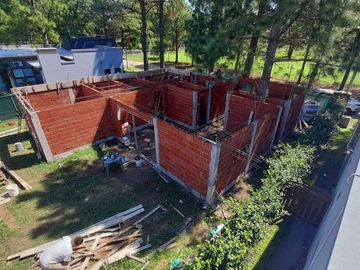 VENTA CASA A ESTRENAR 5 AMBIENTES + PILETA
