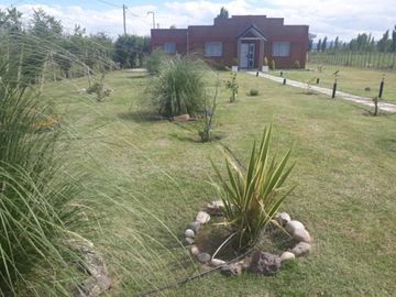 Mendoza Bienes RaÃ­ces  vende terreno parquizado de 5000 mtrs con salÃ³n de evento 290 mtrs  con 2 cabaÃ±as 60 mtrs, cada una una y piscina