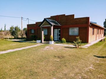 Mendoza Bienes RaÃ­ces  vende terreno parquizado de 5000 mtrs con salÃ³n de evento 290 mtrs  con 2 cabaÃ±as 60 mtrs, cada una una y piscina
