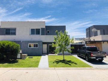 VENTA CASA 4 DORMITORIOS -DEP. - PARRILLA -  PILETA -CASAS DE SANTA MARIA