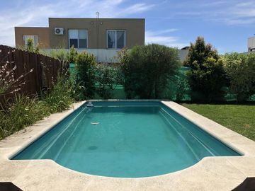 VENTA CASA 4 DORMITORIOS -DEP. - PARRILLA -  PILETA -CASAS DE SANTA MARIA