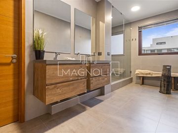 Departamento en Venta en LUJOSO DEPARTAMENTO DÚPLEX CON JARDÍN EN ALTO LOS DOMINICOS