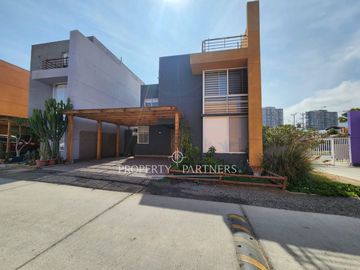 Amplia casa en venta Av. Las Palmeras