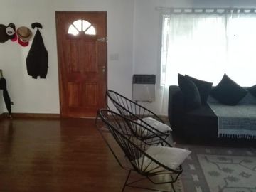 Haedo 764. Excelente chalet 7 ambientes, gran jardÃ­n y pileta
