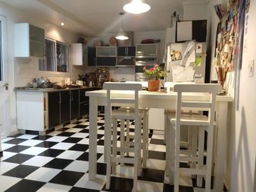 Haedo 764. Excelente chalet 7 ambientes, gran jardÃ­n y pileta