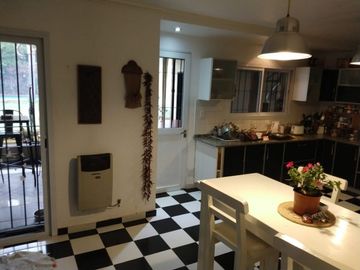 Haedo 764. Excelente chalet 7 ambientes, gran jardÃ­n y pileta