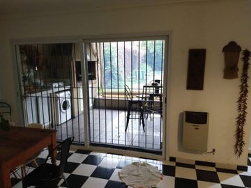 Haedo 764. Excelente chalet 7 ambientes, gran jardÃ­n y pileta