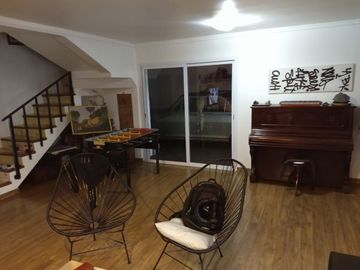 Haedo 764. Excelente chalet 7 ambientes, gran jardÃ­n y pileta