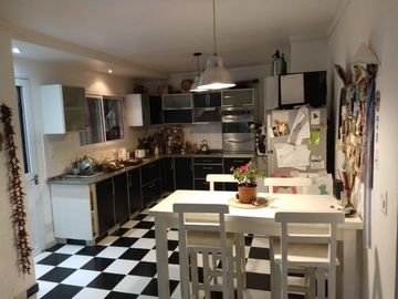 Haedo 764. Excelente chalet 7 ambientes, gran jardÃ­n y pileta