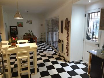 Haedo 764. Excelente chalet 7 ambientes, gran jardÃ­n y pileta