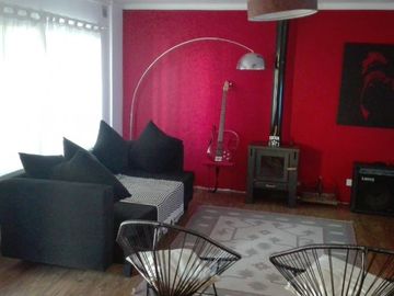 Haedo 764. Excelente chalet 7 ambientes, gran jardÃ­n y pileta