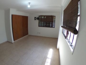CASA EN  VILLA ARIZA ITUZAINGO NORTE, 130 M2 CONSTRUIDOS SOBRE LOTE DE 12.5 X 27.5 M2 DE CONCEPTO ABIERTO OPORTUNIDAD!