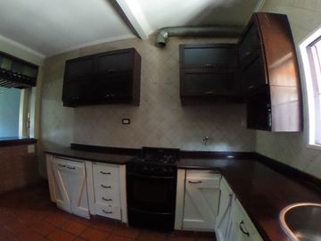 CASA EN  VILLA ARIZA ITUZAINGO NORTE, 130 M2 CONSTRUIDOS SOBRE LOTE DE 12.5 X 27.5 M2 DE CONCEPTO ABIERTO OPORTUNIDAD!