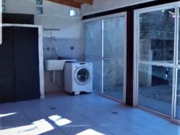 CASA EN  VILLA ARIZA ITUZAINGO NORTE, 130 M2 CONSTRUIDOS SOBRE LOTE DE 12.5 X 27.5 M2 DE CONCEPTO ABIERTO OPORTUNIDAD!
