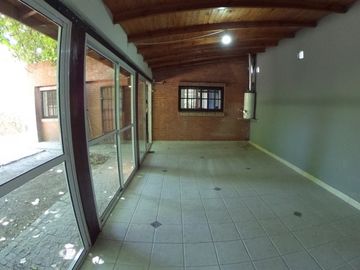 CASA EN  VILLA ARIZA ITUZAINGO NORTE, 130 M2 CONSTRUIDOS SOBRE LOTE DE 12.5 X 27.5 M2 DE CONCEPTO ABIERTO OPORTUNIDAD!