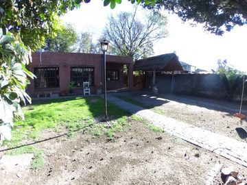 CASA EN  VILLA ARIZA ITUZAINGO NORTE, 130 M2 CONSTRUIDOS SOBRE LOTE DE 12.5 X 27.5 M2 DE CONCEPTO ABIERTO OPORTUNIDAD!
