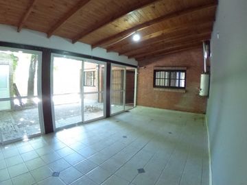 CASA EN  VILLA ARIZA ITUZAINGO NORTE, 130 M2 CONSTRUIDOS SOBRE LOTE DE 12.5 X 27.5 M2 DE CONCEPTO ABIERTO OPORTUNIDAD!