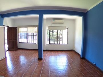 CASA EN  VILLA ARIZA ITUZAINGO NORTE, 130 M2 CONSTRUIDOS SOBRE LOTE DE 12.5 X 27.5 M2 DE CONCEPTO ABIERTO OPORTUNIDAD!