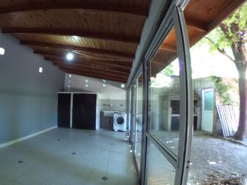 CASA EN  VILLA ARIZA ITUZAINGO NORTE, 130 M2 CONSTRUIDOS SOBRE LOTE DE 12.5 X 27.5 M2 DE CONCEPTO ABIERTO OPORTUNIDAD!