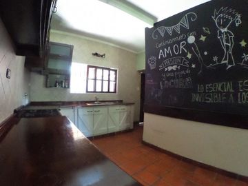 CASA EN  VILLA ARIZA ITUZAINGO NORTE, 130 M2 CONSTRUIDOS SOBRE LOTE DE 12.5 X 27.5 M2 DE CONCEPTO ABIERTO OPORTUNIDAD!