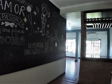 CASA EN  VILLA ARIZA ITUZAINGO NORTE, 130 M2 CONSTRUIDOS SOBRE LOTE DE 12.5 X 27.5 M2 DE CONCEPTO ABIERTO OPORTUNIDAD!