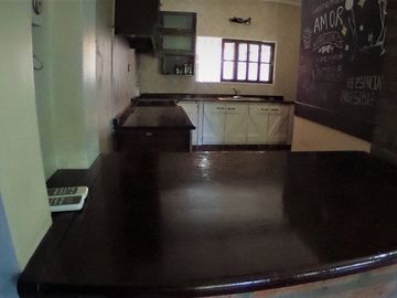 CASA EN  VILLA ARIZA ITUZAINGO NORTE, 130 M2 CONSTRUIDOS SOBRE LOTE DE 12.5 X 27.5 M2 DE CONCEPTO ABIERTO OPORTUNIDAD!