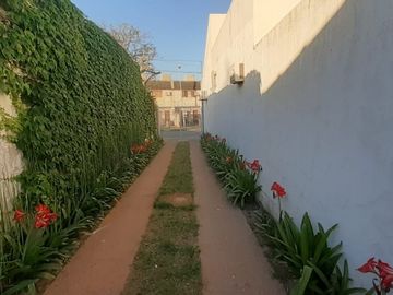 VENDO CASA CON COMPLEJO DE COCHERAS BARRIO MERCANTIL
